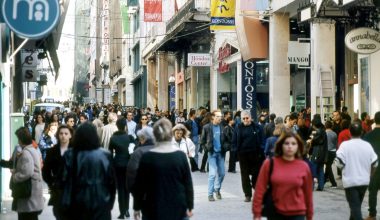 Τέλος το εορταστικό ωράριο των καταστημάτων: Οι ώρες που θα είναι ανοιχτά σήμερα