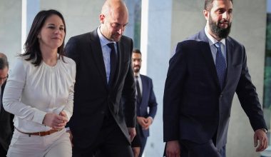 Οι Γερμανοί «διαρρέουν» ότι ο Α.Τζολάνι και η Α.Μπέρμποκ έδωσαν τα χέρια στο… τέλος αλλά χωρίς να τους δει κανείς!