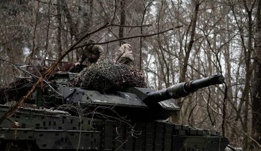 Επικές μάχες ρωσικών αρμάτων μάχης με τανκς των Ουκρανών στο Ποκρόβσκ (βίντεο)