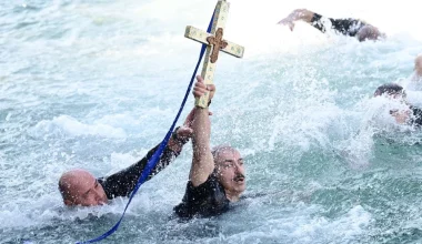 Θεοφάνεια: Ολοκληρώθηκε ο Καθαγιασμός των Υδάτων στον Πειραιά- Ποιοι έδωσαν το «παρών» (φωτο)