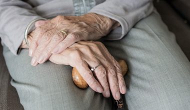 Πειραιάς: 70χρονη έπεσε θύμα ληστείας από τρεις ανήλικους Ρομά – «Με έδεσαν και με απείλησαν με μαχαίρι»