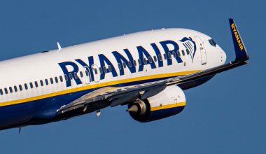 Ryanair: Υπέβαλε μήνυση σε βάρος επιβάτη επειδή πτήση άλλαξε πορεία λόγω της συμπεριφοράς του