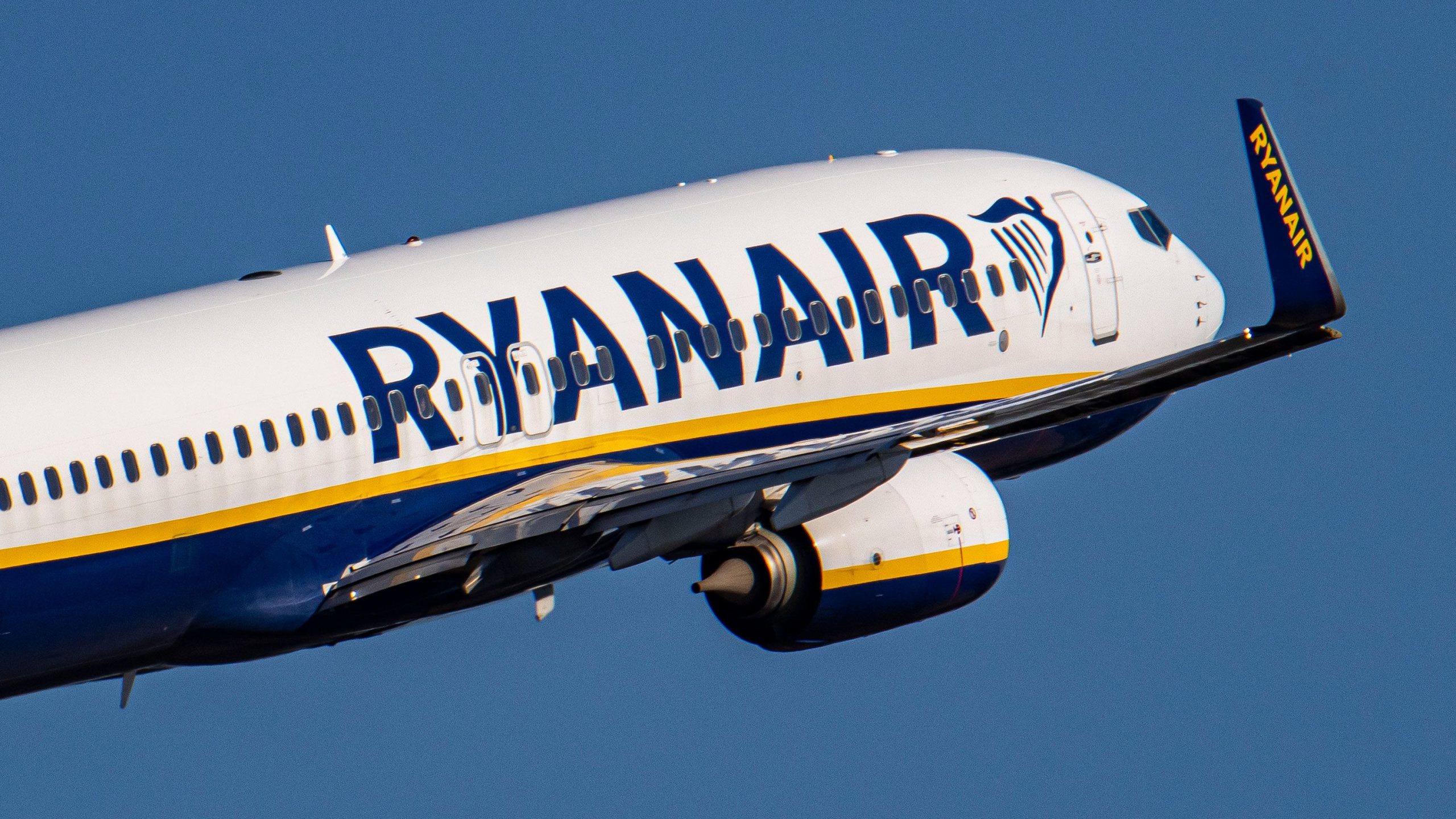 Ryanair: Υπέβαλε μήνυση σε βάρος επιβάτη επειδή πτήση άλλαξε πορεία λόγω της συμπεριφοράς του