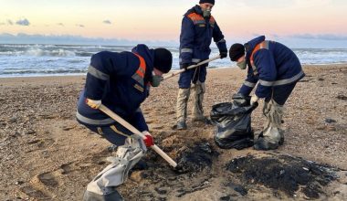 Μαύρη Θάλασσα: Οι αρχές προσπαθούν να περιορίσουν την οικολογική καταστροφή από την βύθιση των τάνκερ