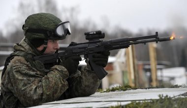 Βίντεο: Ρώσος στρατιώτης πλήττει ουκρανικό drone μόνο με το τυφέκιό του λίγο πριν τον χτυπήσει