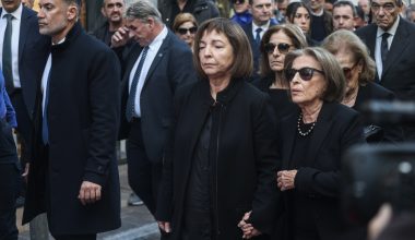 Η σύζυγος του Κώστα Σημίτη αποποιείται τη σύνταξη και τα προνόμιά του