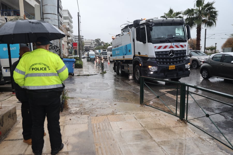 Έβαλαν φορτηγό της ΕΥΔΑΠ πάνω σε φρεάτιο στον Άλιμο για να σταματήσουν τα βοθρολύματα στην Ποσειδώνος!