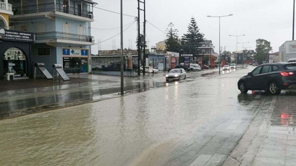 Έντονη βροχόπτωση στη Ζάκυνθο: Πλημμύρισε η Δημόσια Ιστορική Βιβλιοθήκη (φωτο)