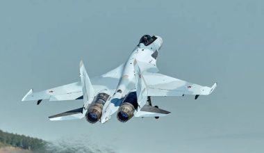 Με FAB-500 τα Su-35S της ρωσικής αεροπορίας έπληξαν σημεία ελέγχου των Ουκρανών στο Κουρσκ (βίντεο)