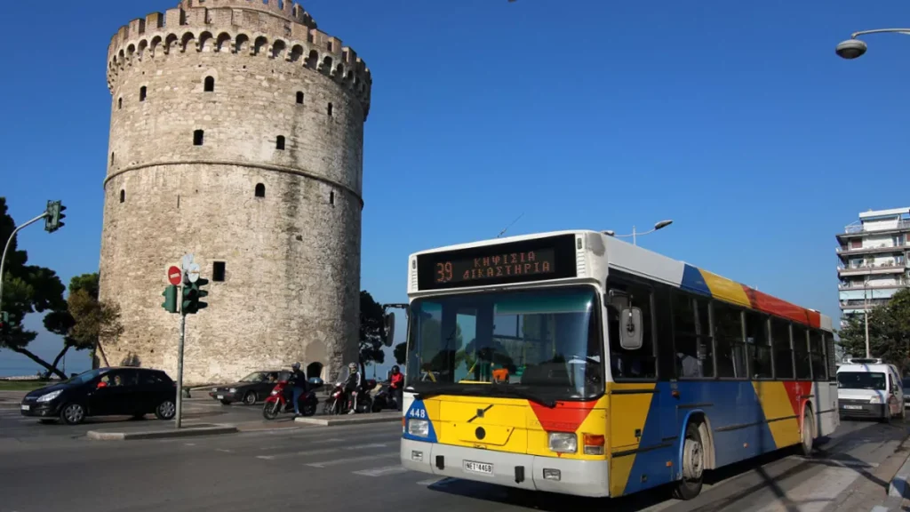 Απίστευτο περιστατικό στη Θεσσαλονίκη: Νεαροί κρεμάστηκαν πίσω από αστικό λεωφορείο ενώ ήταν εν κινήσει (φωτο)