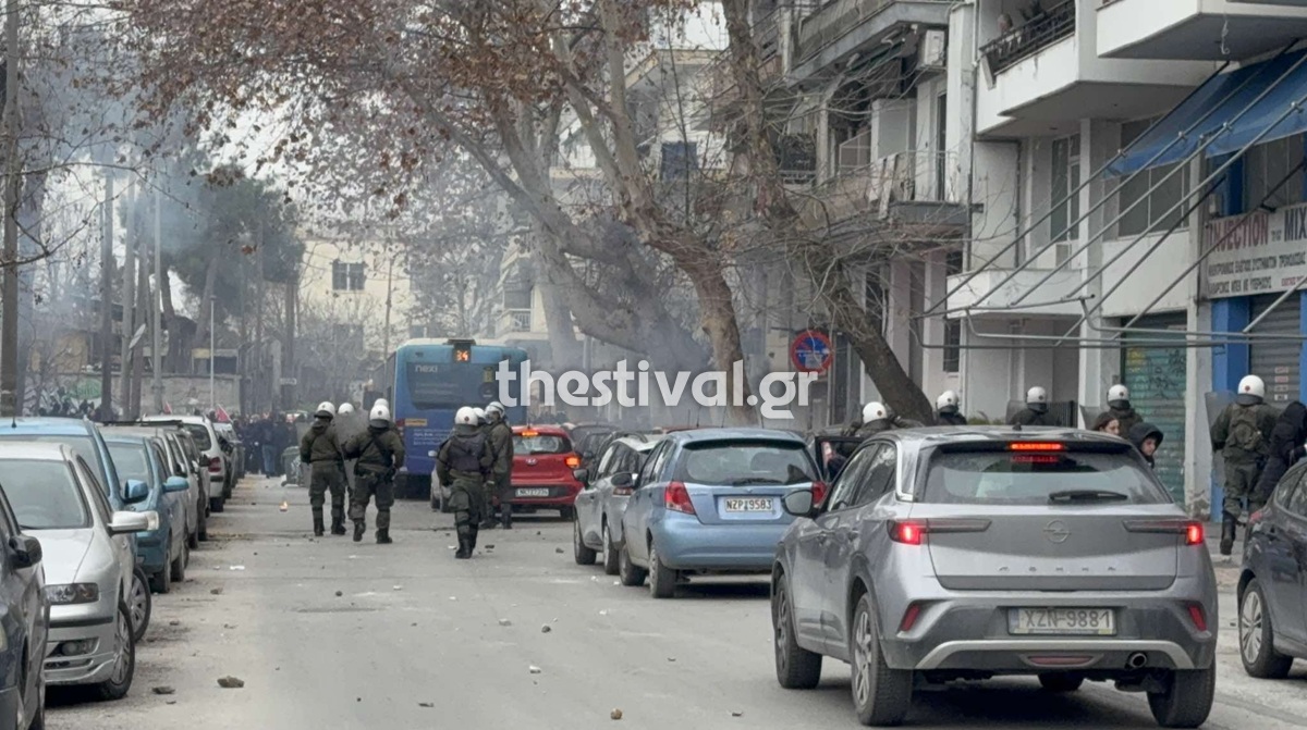 Έγκλημα στα Τέμπη: Επεισόδια με μολότοφ και χημικά στην συγκέντρωση διαμαρτυρίας στη Θεσσαλονίκη