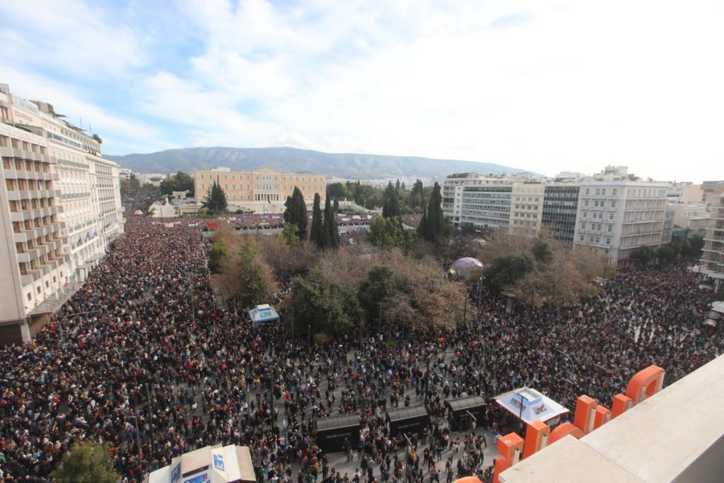 Ποιοι ήταν οι διάσημοι που συμμετείχαν στη συγκέντρωση του Συντάγματος για το έγκλημα στα Τέμπη (φωτο)