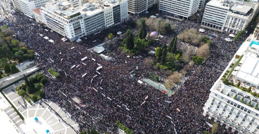 Τέμπη: «Βουλιάζει» το Σύνταγμα από κόσμο – Μεγάλα πλήθη διαδηλώνουν σε όλη την Ελλάδα (φωτό – βίντεο)