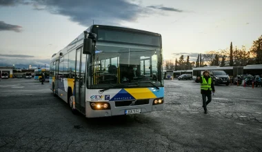 Αττική: Λεωφορείο προσέκρουσε σε φανάρι στη Λεωφόρο Μεσογείων