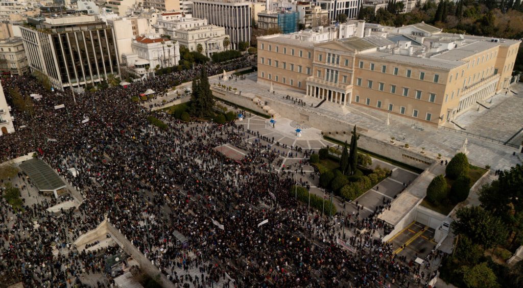 «Πυρά» της ΕΣΗΕΜ-Θ προς την ΕΡΤ: Tην καταγγέλλει για ελλιπή κάλυψη των διαδηλώσεων για τα Τέμπη