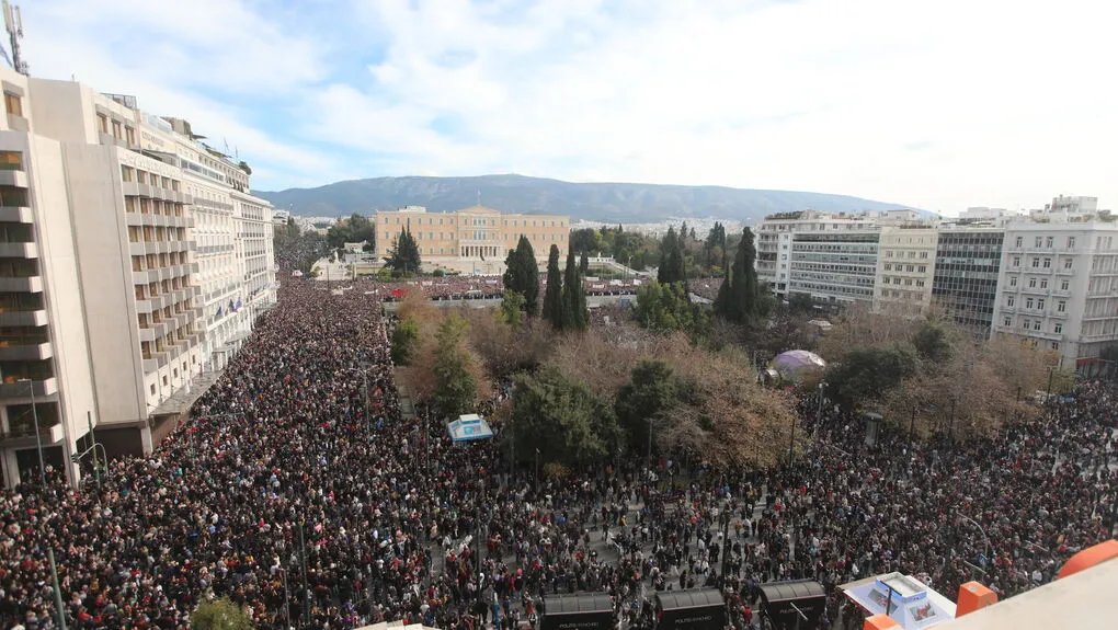 Στις διαδηλώσεις για τα Τέμπη οι πολίτες έδειξαν τι νιώθουν πραγματικά για την κυβέρνηση