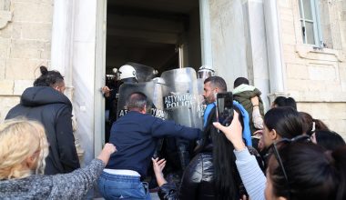 Κακοποίηση 3χρονου: Παρέμβαση εισαγγελέα για το πλήθος που επιτέθηκε στο ζευγάρι