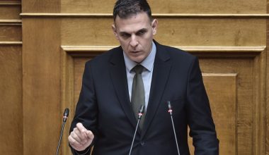 Γ.Καραμέρος για έγκλημα στα Τέμπη: «Η δολοπλοκία της συγκάλυψης αποδείχθηκε στη συνέντευξη του πρωθυπουργού»