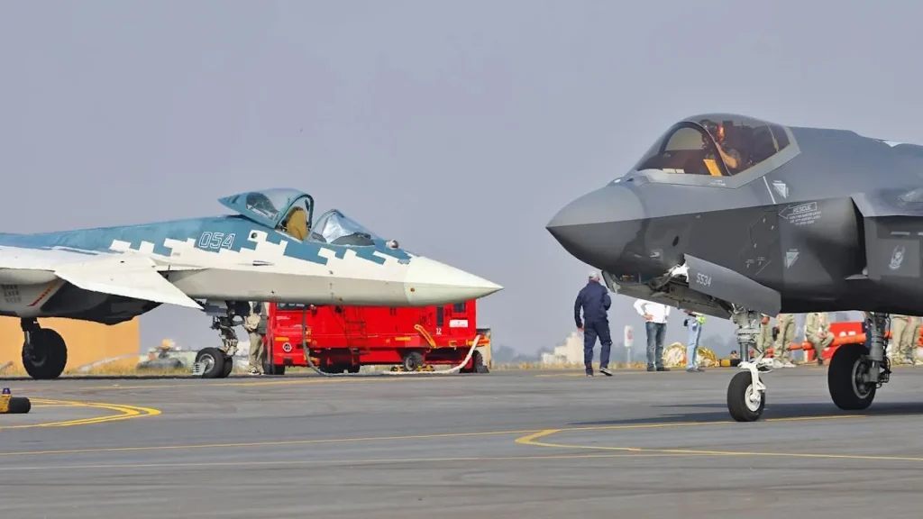 Αμερικανοί χειριστές F-35 παρακολουθούν με δέος την επίδειξη του ρωσικού Su-57 στην Ινδία