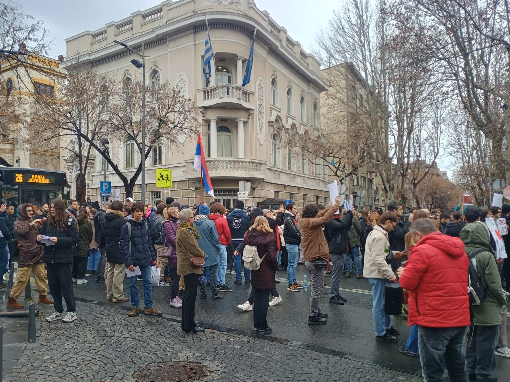 Βελιγράδι: Διαδήλωση  από Έλληνες φοιτητές και Σέρβους έξω από την ελληνική πρεσβεία