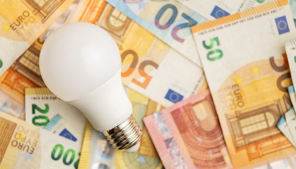 ΥΠΕΝ: Στα 3,5 λεπτά ανά kWh οι επιδοτήσεις Μαρτίου για το Κοινωνικό Οικιακό Τιμολόγιο