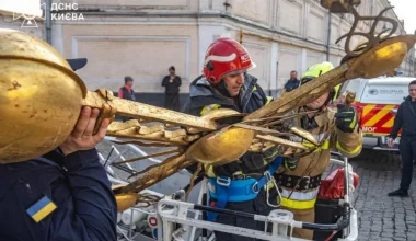 Σταυρός έπεσε ξαφνικά από τον τρούλο της Λαύρας του Κιέβου – Είχε πέσει πάλι σταυρός λίγο πριν την έναρξη των μαχών