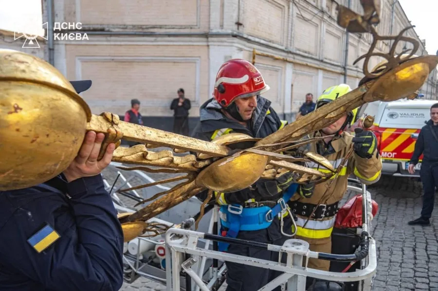 Σταυρός έπεσε ξαφνικά από τον τρούλο της Λαύρας του Κιέβου – Είχε πέσει πάλι σταυρός λίγο πριν την έναρξη των μαχών