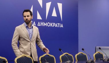 Ρωμανός: Ο Ανδρουλάκης μετέβη στα Τέμπη με τον γιατρό που ενέκρινε «fake» αναρρωτική στον επιθεωρητή του σταθμάρχη